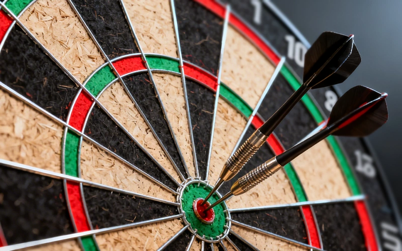 Close-up van een professioneel dartbord met pijlen in de triple twintig